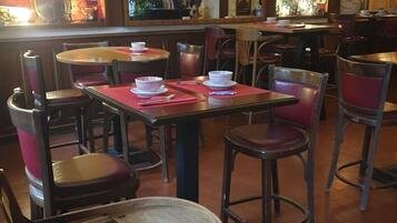 Tägliches kontinentales Frühstück (8.90 EUR pro Person)