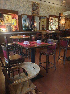 Daily continental breakfast (EUR 8.90 per person) - L (Saint-Amand-Montrond)