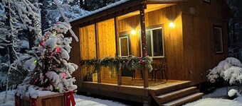 Cozy private 1 Bedroom & Loft cabin in the forest. Rustic with Modern features.