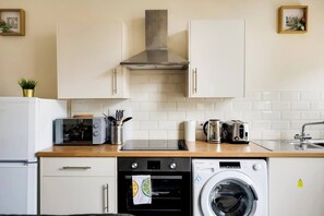 Een microgolfoven, een oven