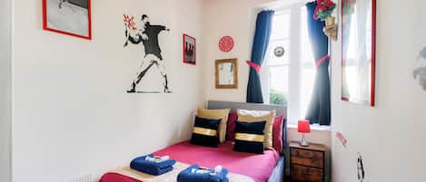 2 bedrooms, desk, iron/ironing board, WiFi