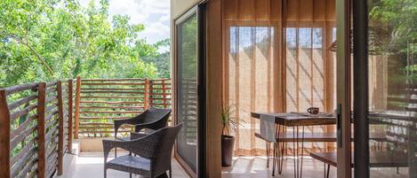 Deluxe-huoneisto, patio | Parveke