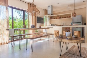 Apartamento luxo, varanda | Sala de jantar