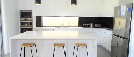 Frigorífico, microondas y lavavajillas