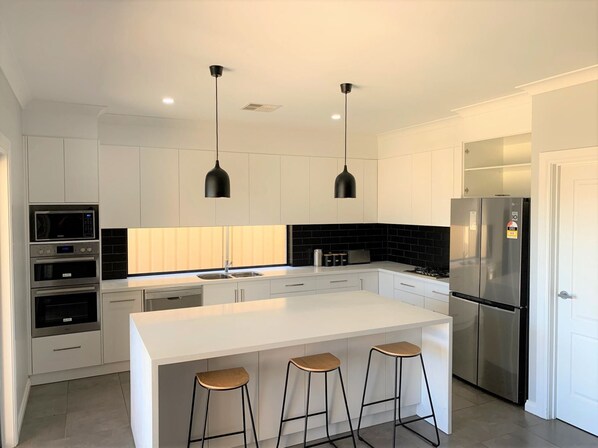 Kühlschrank, Mikrowelle, Geschirrspüler