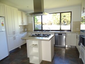 Micro-ondas, lava-louças, cadeirão de bebê