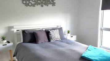 4 makuuhuonetta, silitysrauta/-lauta