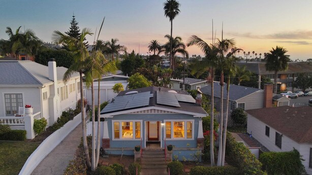 A single-story house with a front porch, surrounded by palm trees and other vegetation. - Cliff View by Avantstay Hot Tub + Fire Pit 1 Block From Downtown La Jolla (La Jolla)