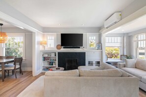 House (2 Bedrooms) | Interior - Cliff View by Avantstay Hot Tub + Fire Pit 1 Block From Downtown La Jolla (La Jolla)