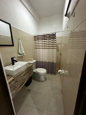 Phòng Suite dành cho gia đình | Phòng tắm | Buồng tắm vòi sen, khăn tắm, xà phòng, dầu gội 