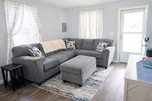 Smart TV, chimenea y libros 