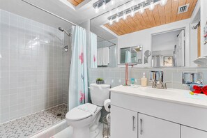 Regadera, secadora de cabello, toallas, jabón 