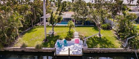 Una piscina al aire libre, una piscina climatizada