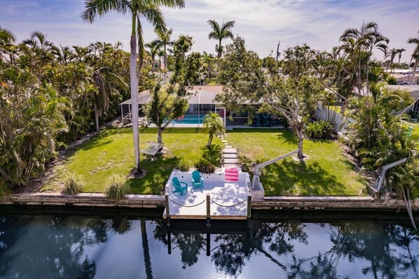 Alberca al aire libre y alberca climatizada