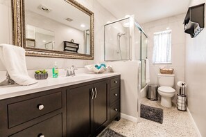 Hårføner, håndklær, såpe og sjampo