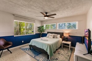 3 bedrooms, iron/ironing board, travel cot, WiFi - Flamingo EsCape-Heated Pool/Downtown/Gulf Access, short drive to beaches (Cape Coral)