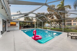 Alberca al aire libre y alberca climatizada