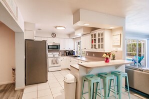 Fridge, microwave, oven, stovetop - Flamingo EsCape-Heated Pool/Downtown/Gulf Access, short drive to beaches (Cape Coral)