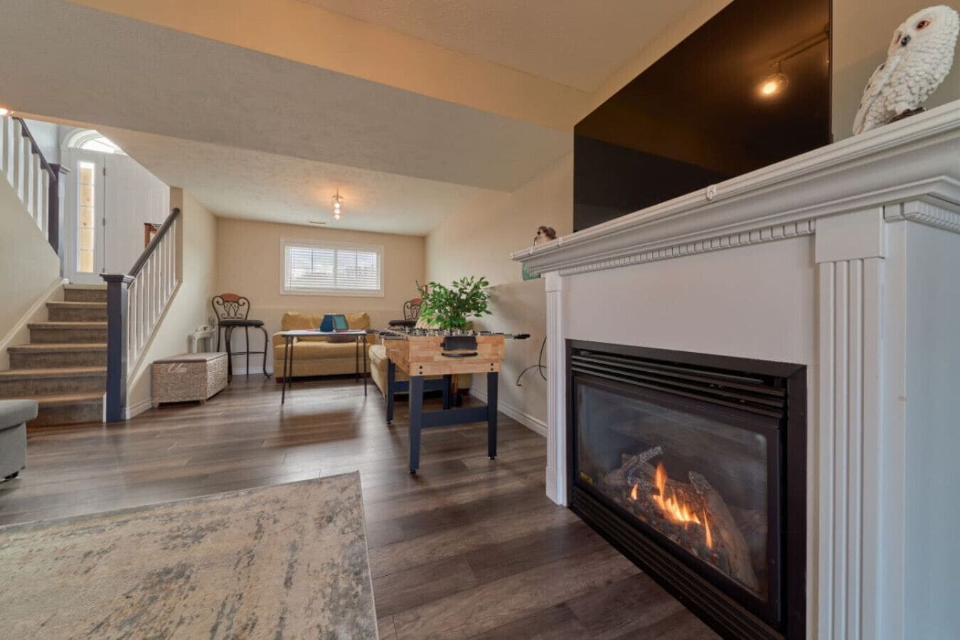 Una Smart TV, una chimenea, un futbolín, una mesa de tenis de mesa