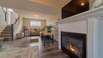 Una Smart TV, una chimenea, un futbolín, una mesa de tenis de mesa