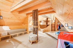 6 habitaciones, escritorio y tabla de planchar con plancha