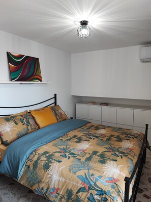 2 makuuhuonetta, työpöytä, silitysrauta/-lauta, vauvan matkasänky