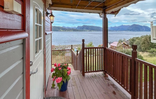 Property grounds - Awesome home in Lauvstad with WiFi (Lauvstad)