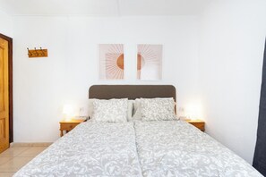 1 slaapkamer, een strijkplank/strijkijzer, wifi, beddengoed