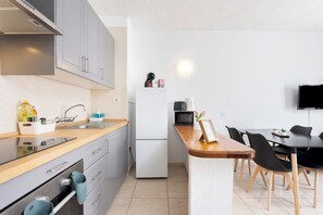 Microwave, oven, stovetop, coffee/tea maker - Home2Book Las Américas Coastal Apt, Pool & Terrace (Playa de la Américas)