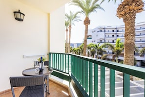 Outdoor dining - Home2Book Cozy Coastal Apt & Pool, Los Cristianos (Costa del Silencio)