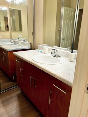 Towels, soap, shampoo, toilet paper - Charming studio in Newport Beach, fitness gym, pools and more! (Newport Beach)