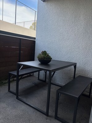 Outdoor dining - Charming studio in Newport Beach, fitness gym, pools and more! (Newport Beach)