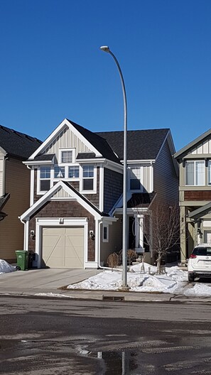 Exterior - Cozy new unit near restaurants, bars, stores, bus stations, and hospital. (Calgary)