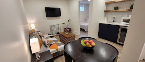 Una Smart TV, una impresora