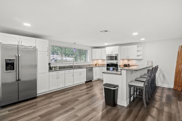 Jääkaappi, mikroaaltouuni, uuni, liesi