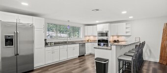 Spacious Multi-Unit 8-bedroom house with AC and WiFi in delightful Vero Beach