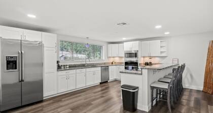 Spacious Multi-Unit 8-bedroom house with AC and WiFi in delightful Vero Beach