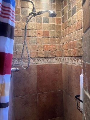 Secadora de cabello, toallas, jabón, papel de baño 