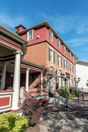 Exterior - Lily of the Valley Room - Big Tree Inn

 (Geneseo)