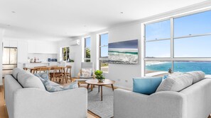 Smart TV - Breathtaking Beach Views in Sea Side Kiama NSW (Kiama)