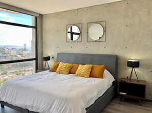 2 bedrooms, desk, iron/ironing board, WiFi