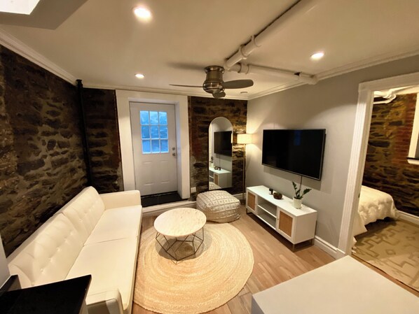 Smart TV - Cozy, Stylish and Central 1-bedroom apartment in Manhattan (New York)