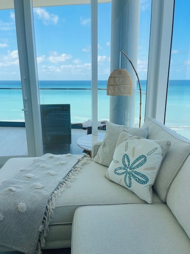 3-Bedroom Condo with ocean view in Grand Cayman