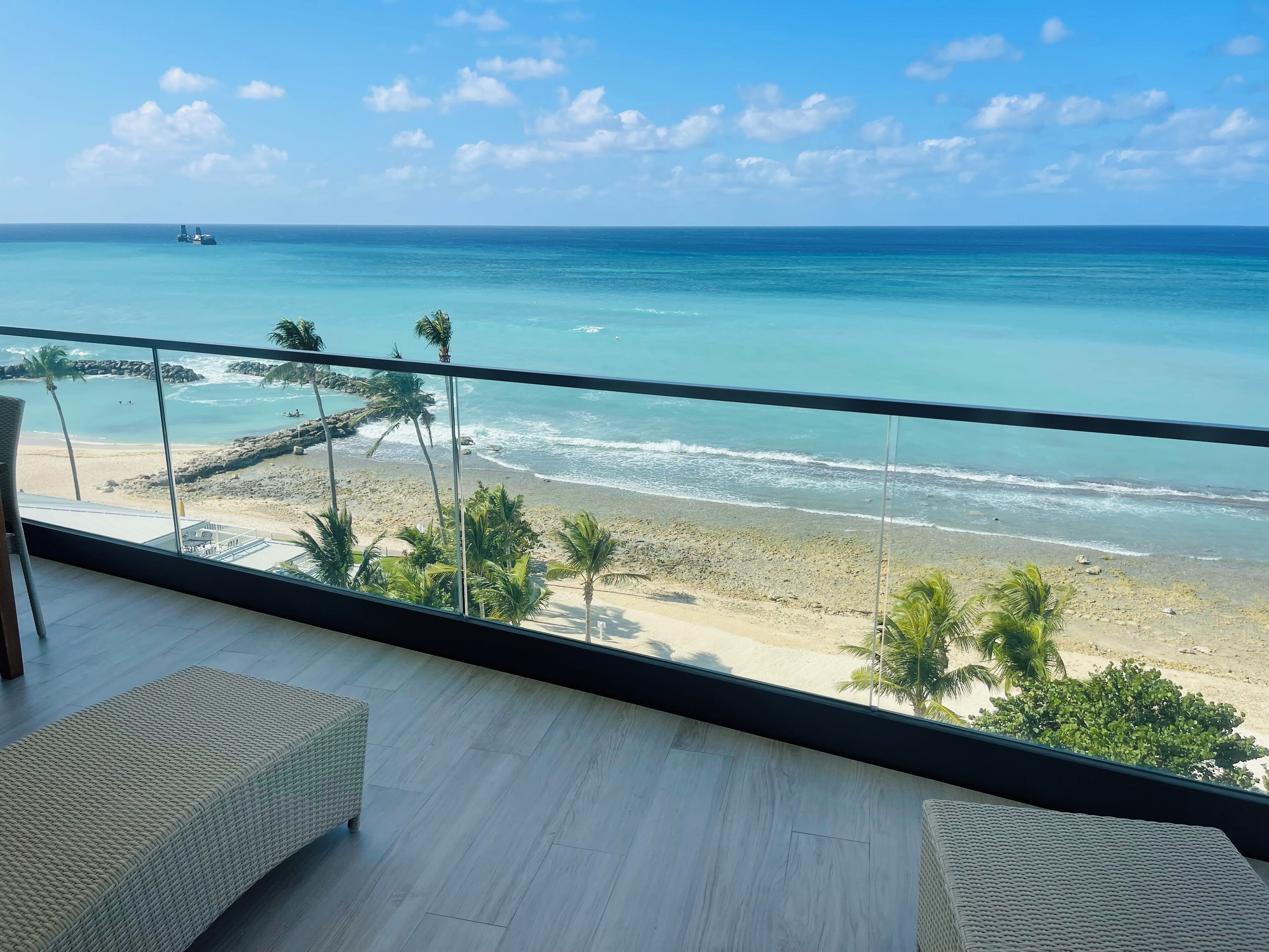 På stranden, solstolar och strandhanddukar