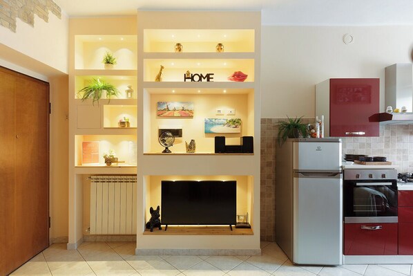 Fridge, oven, stovetop, coffee/tea maker