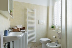 Doccia, asciugacapelli, bidet, asciugamani