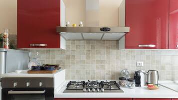 Fridge, oven, stovetop, coffee/tea maker