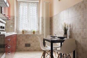 Fridge, oven, stovetop, coffee/tea maker