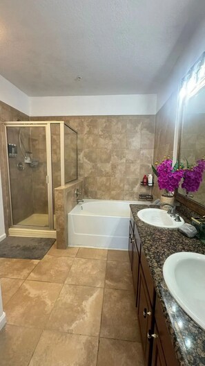 Secadora de cabello, toallas, jabón, papel de baño 