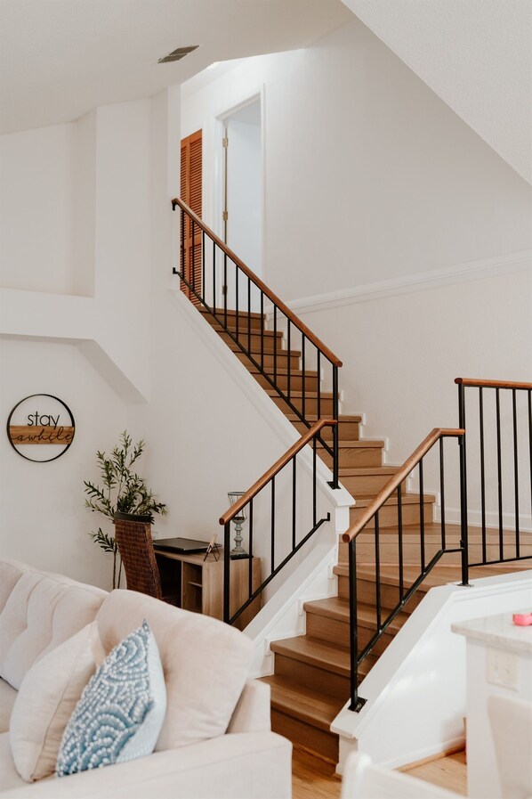 Smart-tv, eldstad, bordsfotboll och datorskärmar